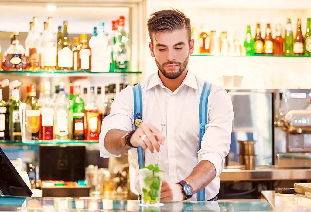 Photographie lifestyle d'un barman préparant un cocktail au Novotel Paris La Défense.