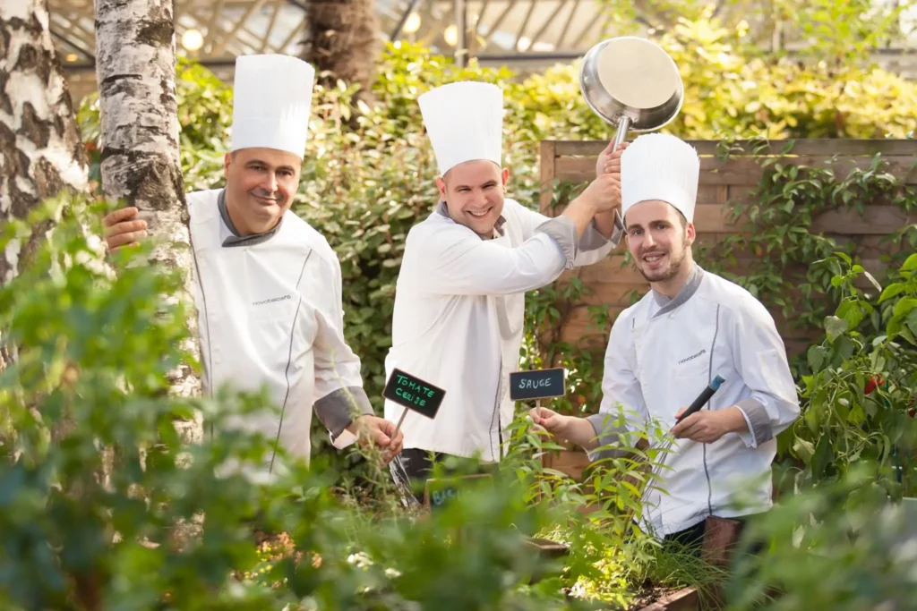 Reportage photo corporate : chefs cuisiniers en action au Novotel Paris La Défense.