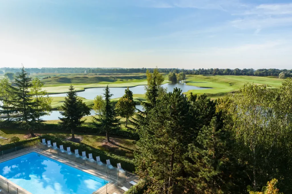 Photographie extérieure de l'hôtel Novotel Golf de Saint-Quentin-en-Yvelines.