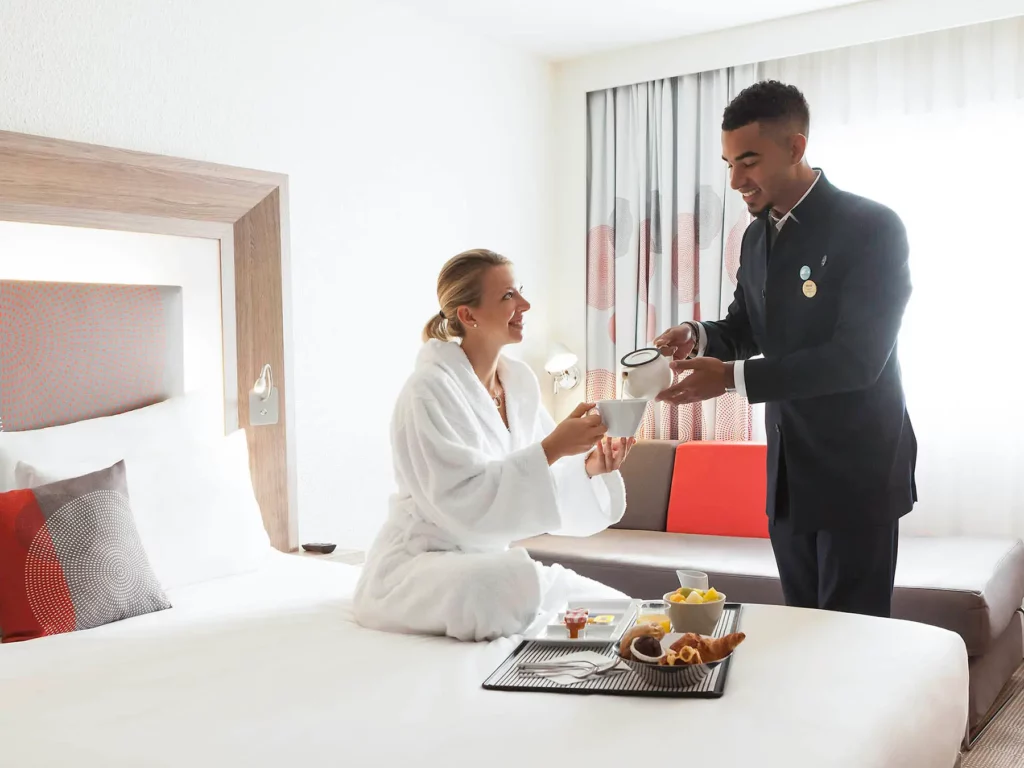 Scène lifestyle d'un client profitant du confort d'une chambre Novotel.