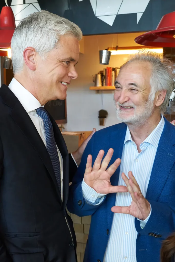 Rencontre entre Douglas B. Petno (JPMorgan) et Jacques Attali lors d'un événement Bpifrance.