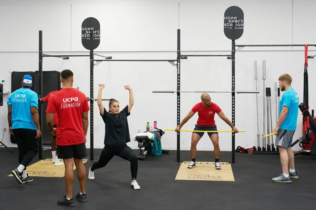 Séance de coaching collectif et échange entre élèves en formation UCPA.
