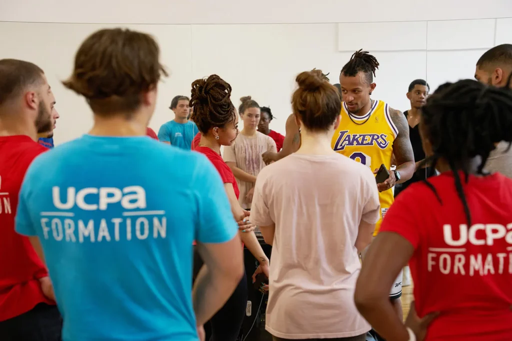 Formateur UCPA dispensant des conseils techniques lors d'un cursus professionnel.