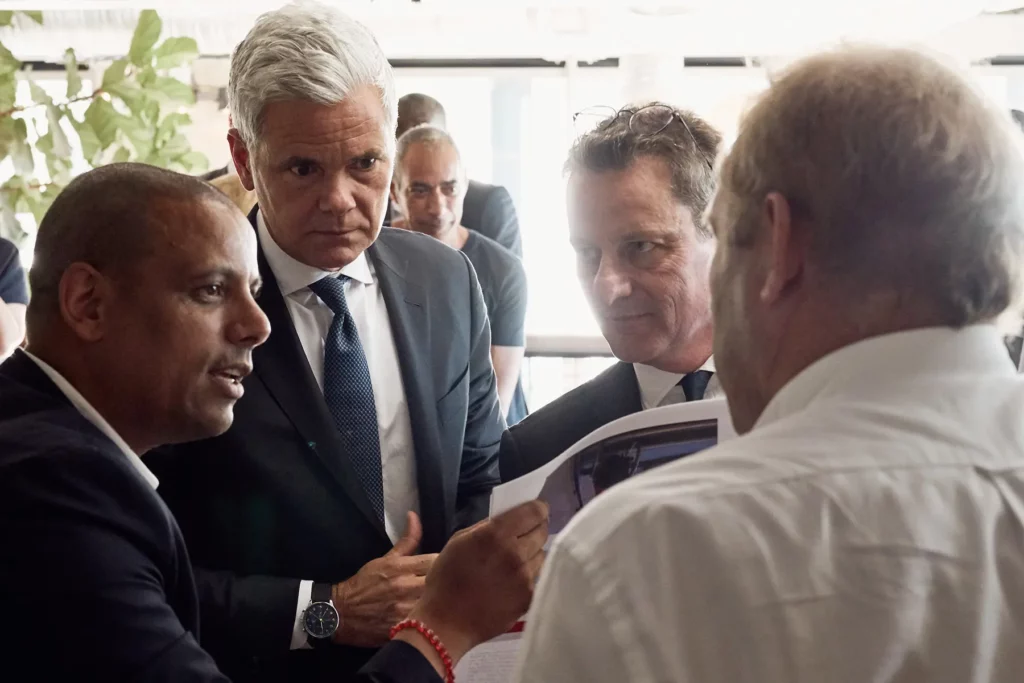 Douglas B. Petno en discussion avec de jeunes entrepreneurs chez Bpifrance.